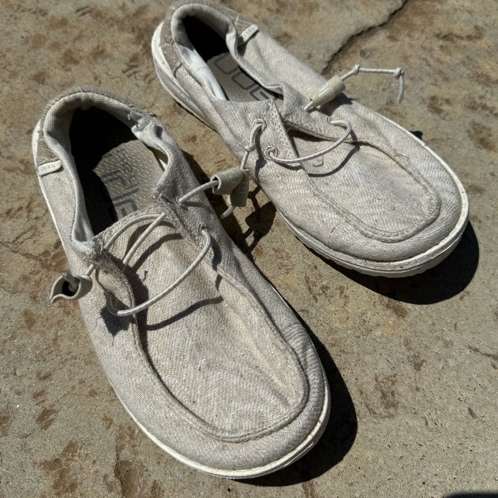 Hey Dude cream/grey Chevron Sz 6. Great condition!